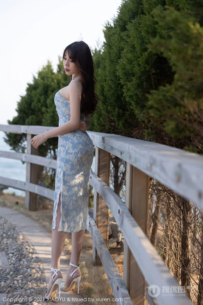 手捧郁金香的气质女生轻熟芝芝Booty紧身紫衣短裙袜装穿搭写真套图