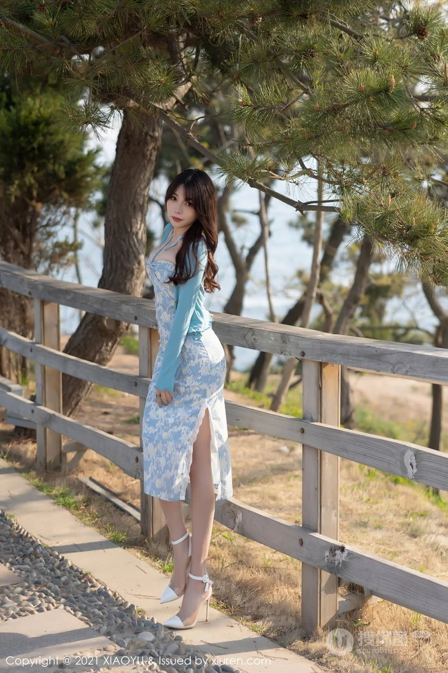 手捧郁金香的气质女生轻熟芝芝Booty紧身紫衣短裙袜装穿搭写真套图