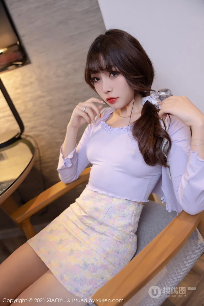手捧郁金香的气质女生轻熟芝芝Booty紧身紫衣短裙袜装穿搭写真套图
