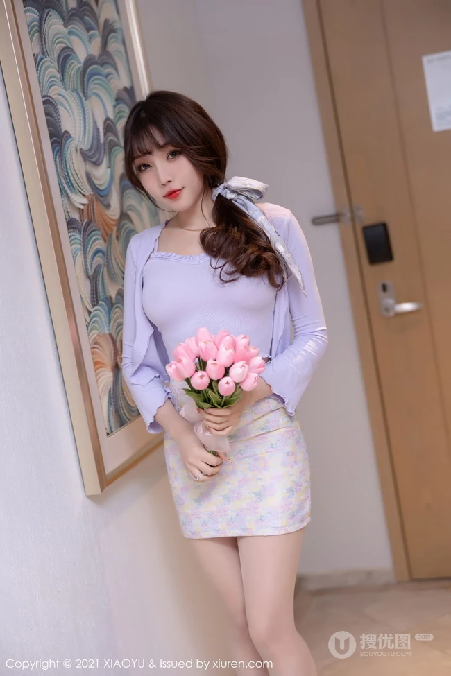 手捧郁金香的气质女生轻熟芝芝Booty紧身紫衣短裙袜装穿搭写真套图