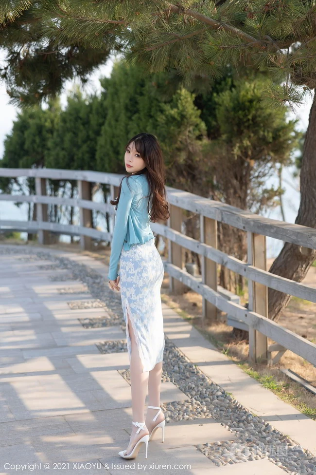 手捧郁金香的气质女生轻熟芝芝Booty紧身紫衣短裙袜装穿搭写真套图