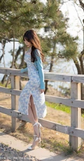 手捧郁金香的气质女生轻熟芝芝Booty紧身紫衣短裙袜装穿搭写真套图