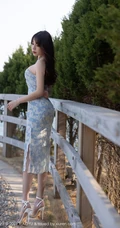 手捧郁金香的气质女生轻熟芝芝Booty紧身紫衣短裙袜装穿搭写真套图