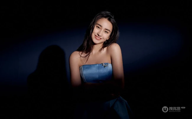 18岁傣族少女李宛妲气质动人裙装系列穿搭写真图片