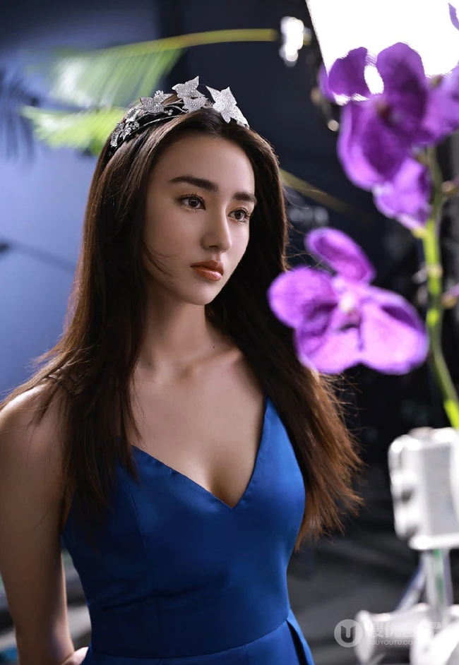 18岁傣族少女李宛妲气质动人裙装系列穿搭写真图片