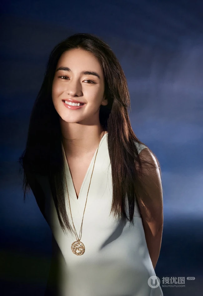 18岁傣族少女李宛妲气质动人裙装系列穿搭写真图片