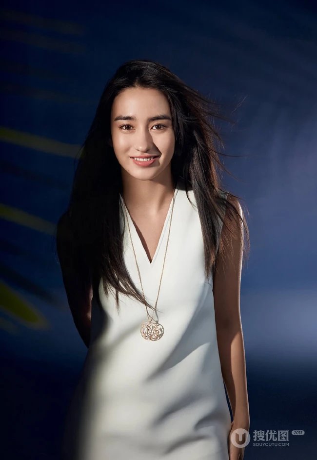 18岁傣族少女李宛妲气质动人裙装系列穿搭写真图片