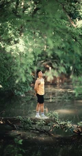穿着运动背心短裤的森系肌肉帅哥展完美腹肌写真照片
