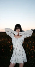 葛鑫怡清新印花白裙宛若花间精灵唯美户外写真图片