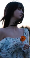 葛鑫怡清新印花白裙宛若花间精灵唯美户外写真图片