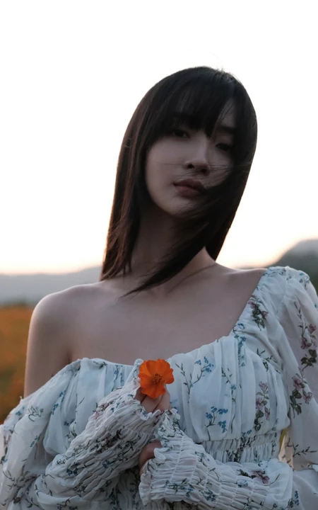 葛鑫怡清新印花白裙宛若花间精灵唯美户外写真图片