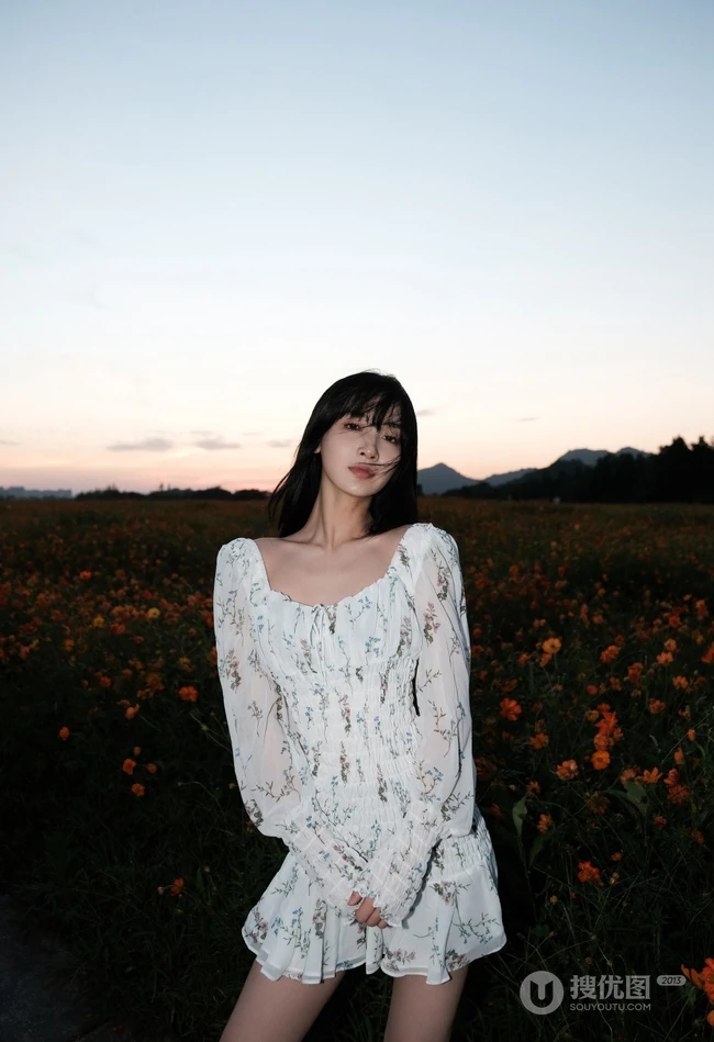 葛鑫怡清新印花白裙宛若花间精灵唯美户外写真图片