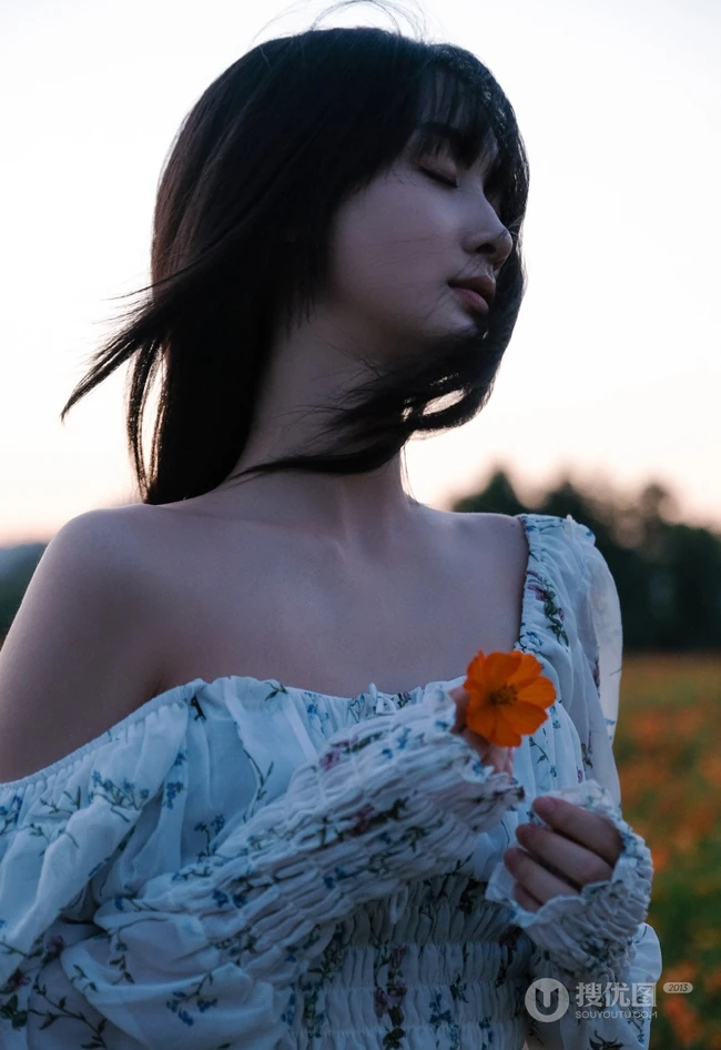 葛鑫怡清新印花白裙宛若花间精灵唯美户外写真图片