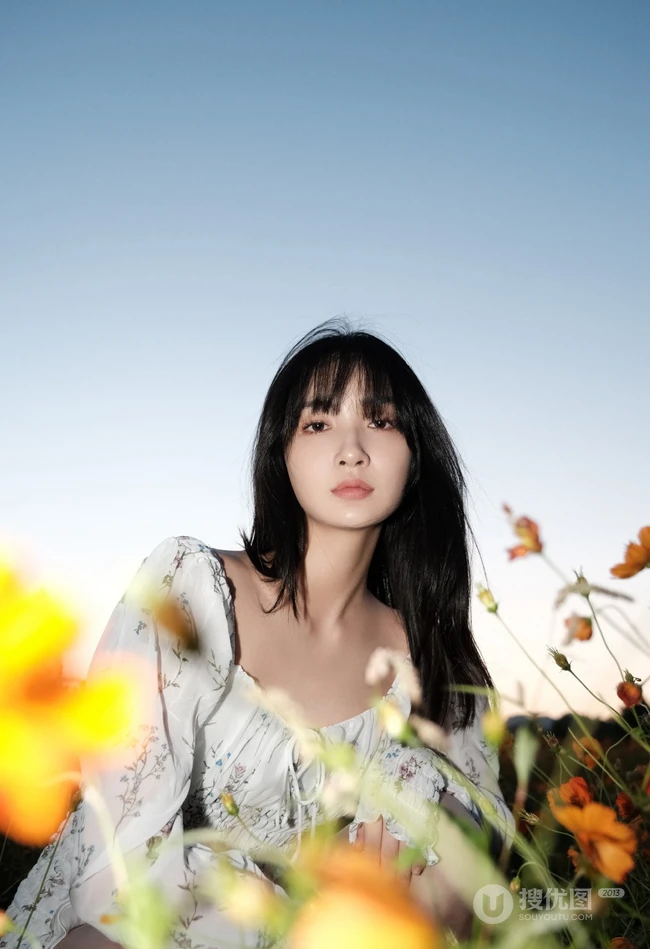 葛鑫怡清新印花白裙宛若花间精灵唯美户外写真图片