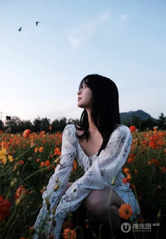 葛鑫怡清新印花白裙宛若花间精灵唯美户外写真图片