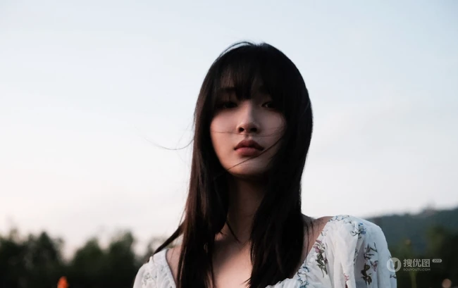 葛鑫怡清新印花白裙宛若花间精灵唯美户外写真图片