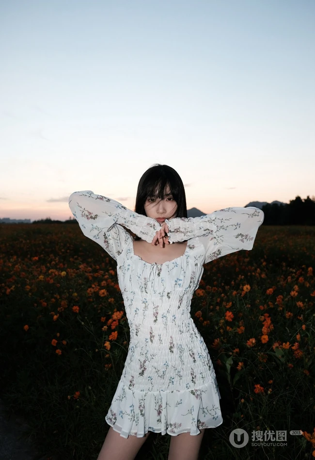 葛鑫怡清新印花白裙宛若花间精灵唯美户外写真图片