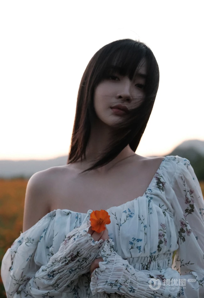 葛鑫怡清新印花白裙宛若花间精灵唯美户外写真图片