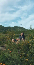 刘亦菲携可爱狗狗享受秋日户外风景旅拍写真图片
