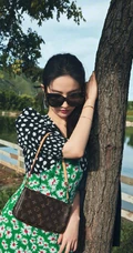 刘亦菲携可爱狗狗享受秋日户外风景旅拍写真图片