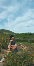 刘亦菲携可爱狗狗享受秋日户外风景旅拍写真图片