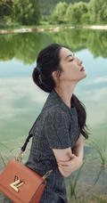 刘亦菲携可爱狗狗享受秋日户外风景旅拍写真图片