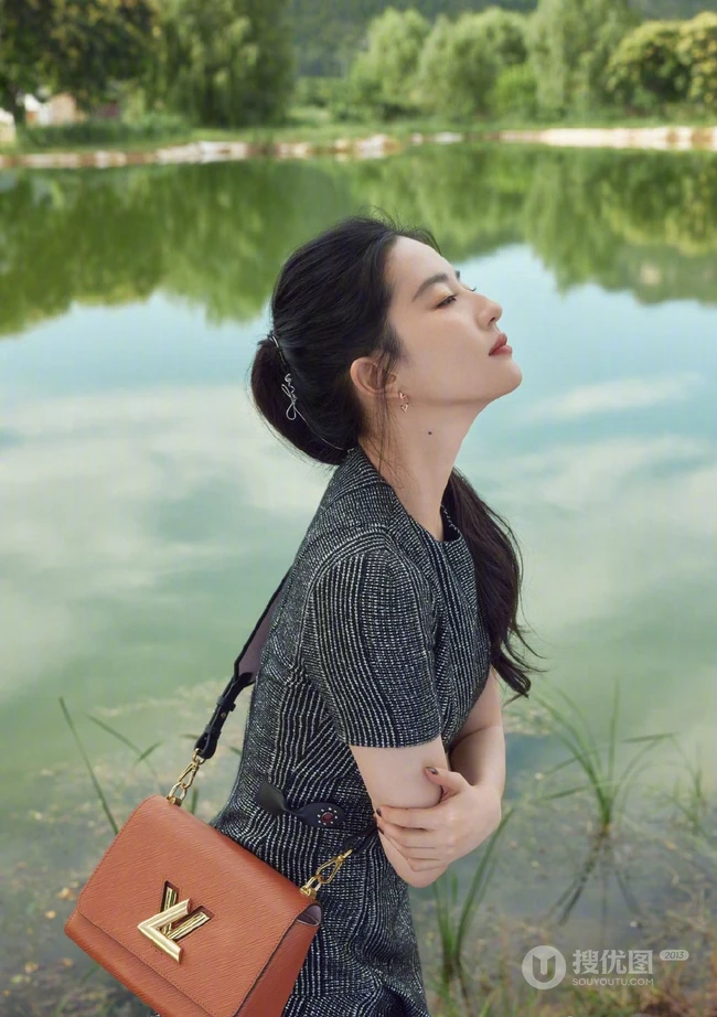刘亦菲携可爱狗狗享受秋日户外风景旅拍写真图片