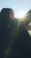 刘亦菲携可爱狗狗享受秋日户外风景旅拍写真图片
