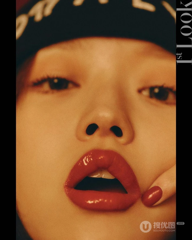 韩国女团歌手成员YooA时尚个性写真登杂志图片