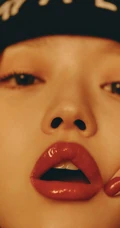 韩国女团歌手成员YooA时尚个性写真登杂志图片