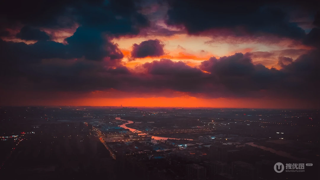 乌云遮蔽了最后一缕阳光下的傍晚 上海城市夜景高清桌面壁纸图片