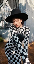 关晓彤个性黑白格纹带黑洞旋涡连衣裙立体感十足高清写真手机壁纸