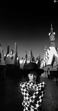 关晓彤个性黑白格纹带黑洞旋涡连衣裙立体感十足高清写真手机壁纸