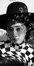 关晓彤个性黑白格纹带黑洞旋涡连衣裙立体感十足高清写真手机壁纸