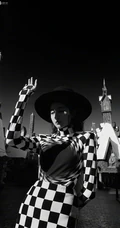 关晓彤个性黑白格纹带黑洞旋涡连衣裙立体感十足高清写真手机壁纸