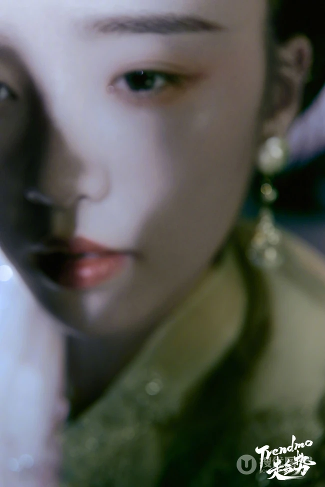 张月清冷悠扬古装水墨风格写真大片，尽情展现东方美人风情