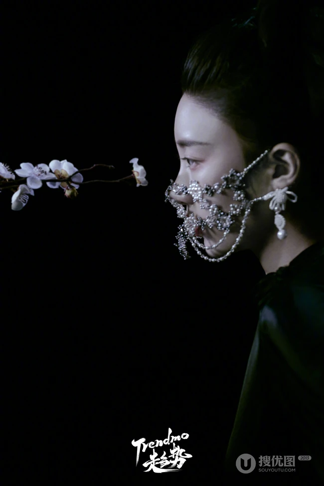 张月清冷悠扬古装水墨风格写真大片，尽情展现东方美人风情