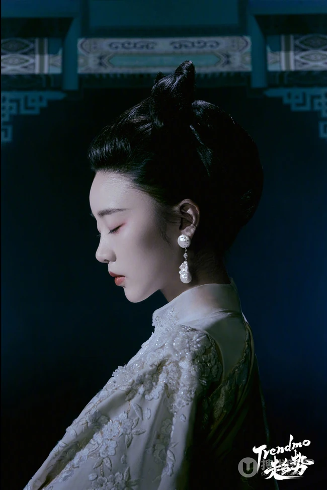 张月清冷悠扬古装水墨风格写真大片，尽情展现东方美人风情
