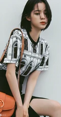 欧阳娜娜个性时尚T恤衫短裙搭配斜挎小包包写真手机壁纸