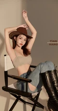 超气质的牛仔妹子，身材有致，漂亮动人的紧身肩带家居服牛仔裤女生高清图集
