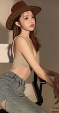 超气质的牛仔妹子，身材有致，漂亮动人的紧身肩带家居服牛仔裤女生高清图集