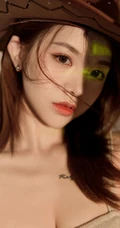 超气质的牛仔妹子，身材有致，漂亮动人的紧身肩带家居服牛仔裤女生高清图集