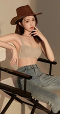超气质的牛仔妹子，身材有致，漂亮动人的紧身肩带家居服牛仔裤女生高清图集
