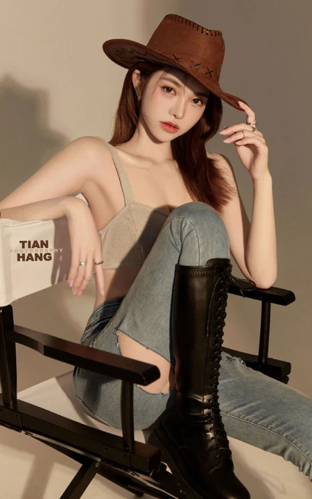 超气质的牛仔妹子，身材有致，漂亮动人的紧身肩带家居服牛仔裤女生高清图集