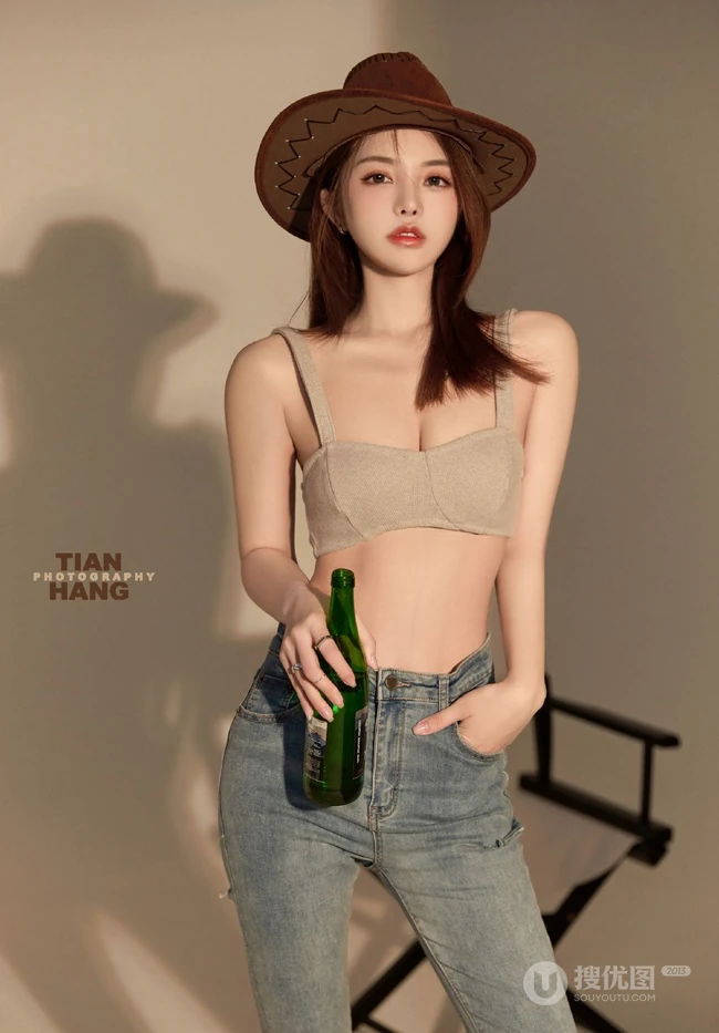 超气质的牛仔妹子，身材有致，漂亮动人的紧身肩带家居服牛仔裤女生高清图集