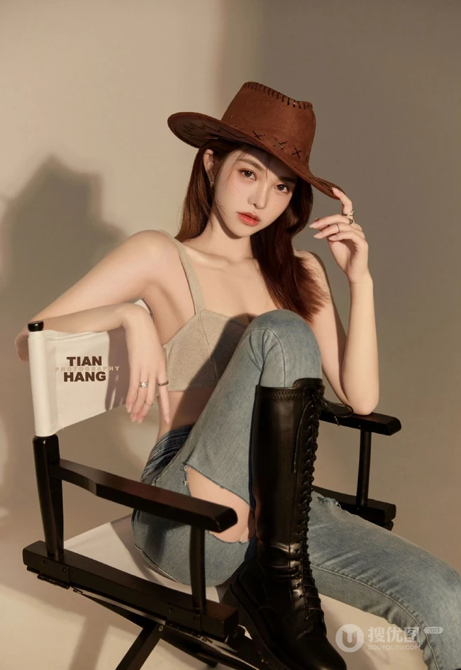 超气质的牛仔妹子，身材有致，漂亮动人的紧身肩带家居服牛仔裤女生高清图集