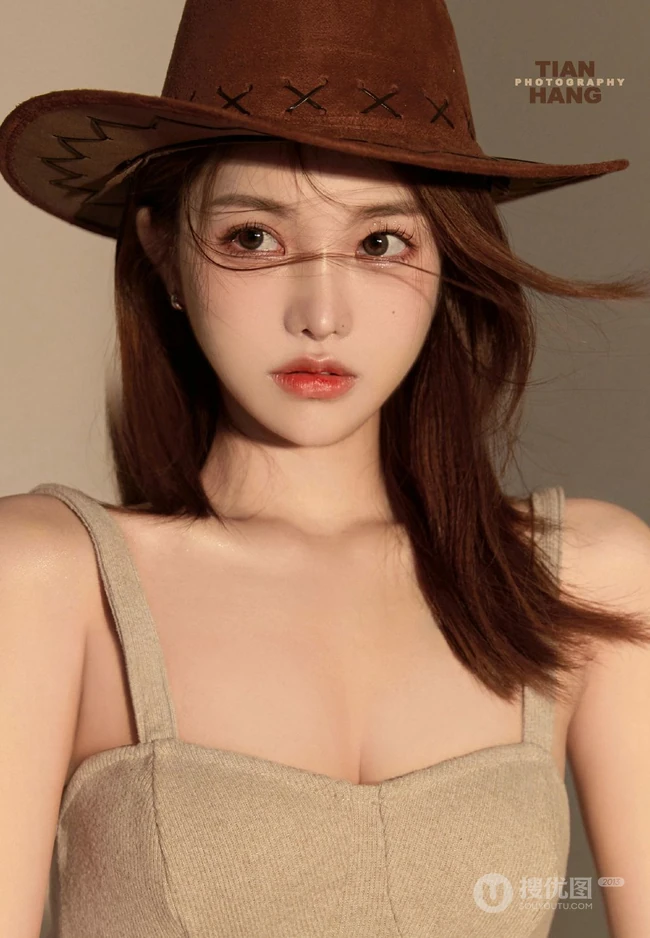 超气质的牛仔妹子，身材有致，漂亮动人的紧身肩带家居服牛仔裤女生高清图集