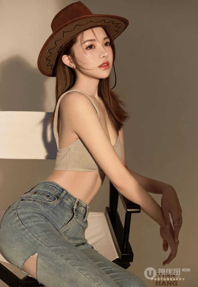 超气质的牛仔妹子，身材有致，漂亮动人的紧身肩带家居服牛仔裤女生高清图集