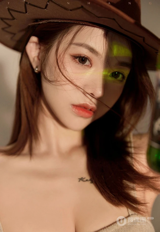 超气质的牛仔妹子，身材有致，漂亮动人的紧身肩带家居服牛仔裤女生高清图集