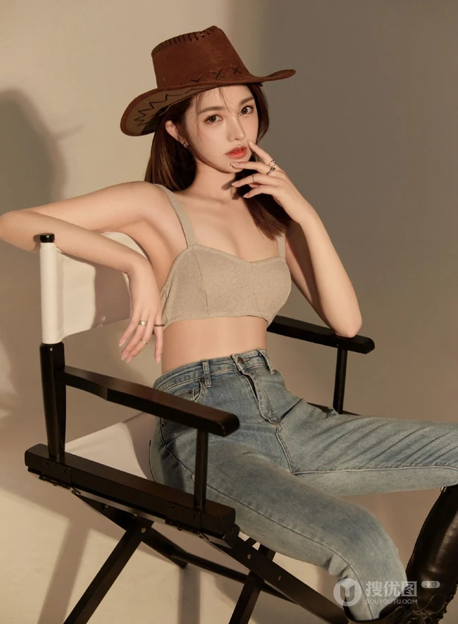超气质的牛仔妹子，身材有致，漂亮动人的紧身肩带家居服牛仔裤女生高清图集